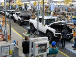 Джо Байден открыл новый автомобильный завод