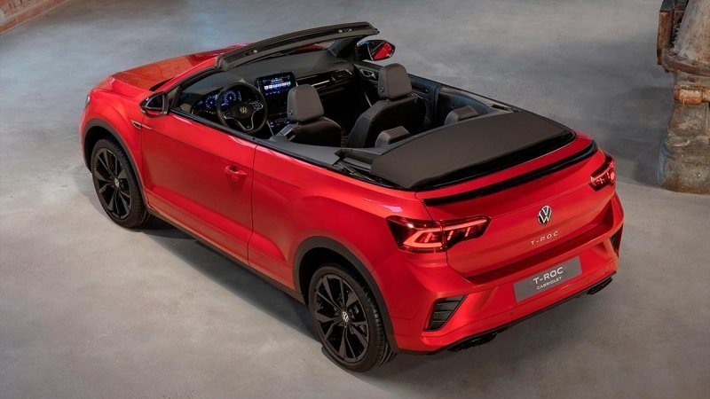 
            Volkswagen обновил кроссовер и кабриолет T-Roc
        