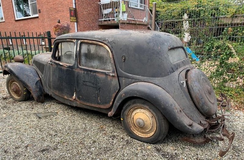 
            Редкий Citroen 1949 года нашли в заброшенном гараже. Фото
        