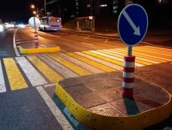 На дорогах Москвы начали ставить модульные островки безопасности. Фото
