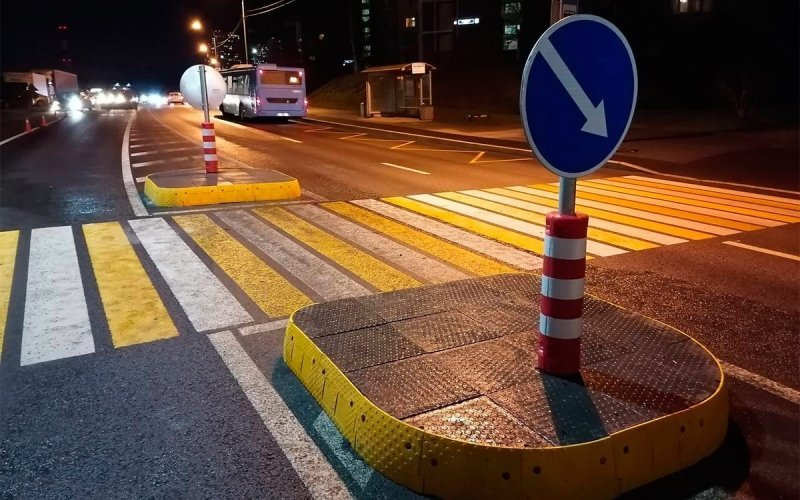 
            На дорогах Москвы начали ставить модульные островки безопасности. Фото
        