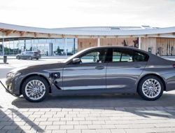 Электрические седаны BMW i5 и i7 получат по три мотора