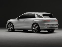 Электрокроссовер Genesis, пара 818-сильных Dodge и спортивный Porsche Taycan: главное за неделю