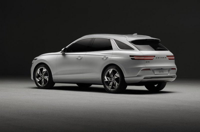 Электрокроссовер Genesis, пара 818-сильных Dodge и спортивный Porsche Taycan: главное за неделю