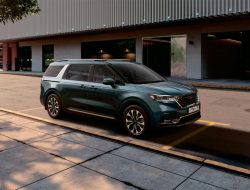 Kia начала российские продажи модернизированного кроссвэна Carnival