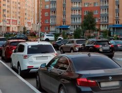 Машина на «аварийке» перекрыла проезд. Как правильно поступить?