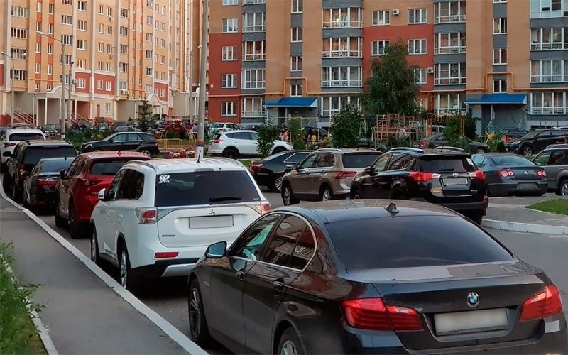 
            Машина на «аварийке» перекрыла проезд. Как правильно поступить?
        