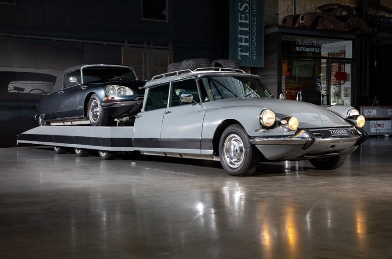Фото: четырехосный Citroen DS в паре с редким кабриолетом