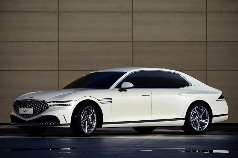 Genesis G90 готовится к смене поколения: первые фотографии