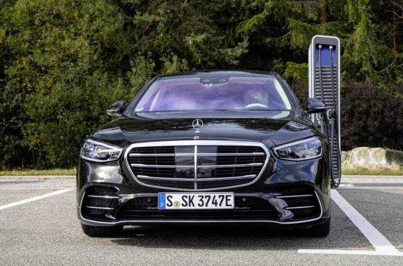 Гибрид Mercedes-Benz S 580 e получил полный привод и салон без кожи