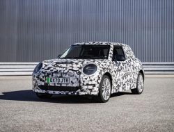 Хэтчбек MINI готовится к смене поколения: первые фотографии