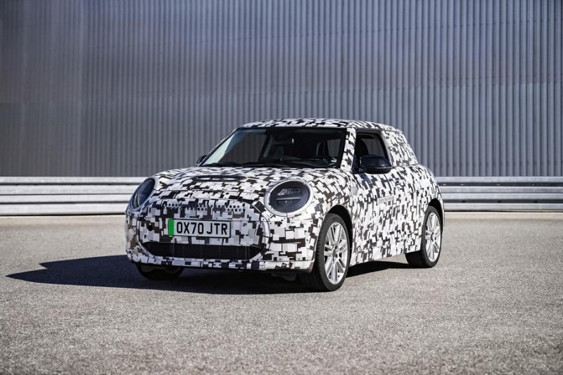 Хэтчбек MINI готовится к смене поколения: первые фотографии
