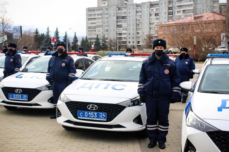 Инспекторы ГИБДД получили служебные Hyundai Solaris, оснащенные аппаратами ИВЛ