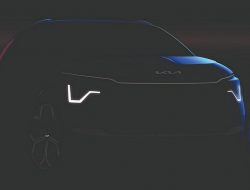 Kia показала тизеры нового кроссовера Niro