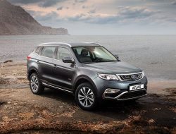 Китайцы лихорадочно распродают в России остатки кроссоверов Geely Atlas