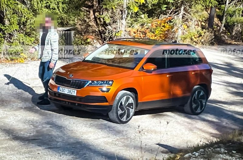 Обновленный Skoda Karoq раскрыли на шпионских фотографиях до премьеры