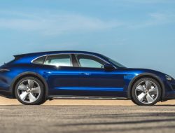 Porsche анонсировала скорую премьеру трех новинок