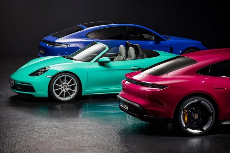 Porsche предлагает покрасить автомобиль в любой оттенок, будь то цвет лака для ногтей или сумочки