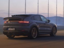 Porsche выпустит новую модель с семью местами и необычной внешностью