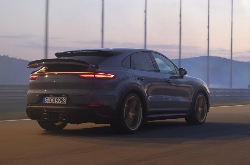 Porsche выпустит новую модель с семью местами и необычной внешностью