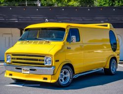 Посмотрите на яркий минивэн Dodge из 70-х с кроватью и мини-баром