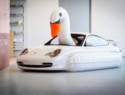 Посмотрите на очень странный Porsche 911, превращенный в надувного лебедя