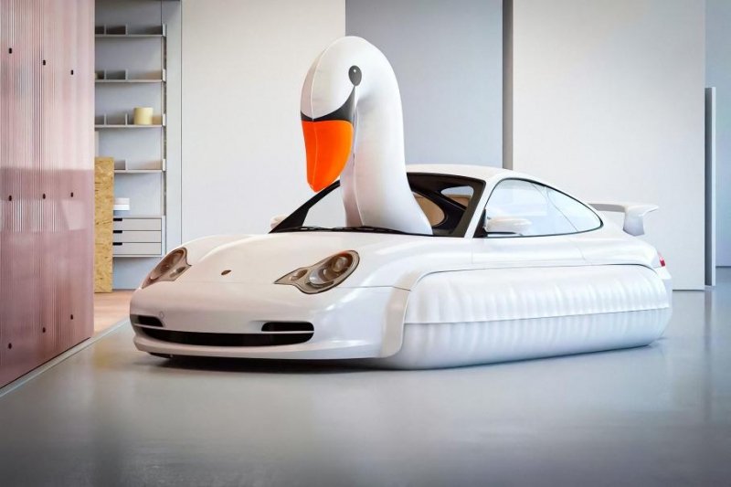 Посмотрите на очень странный Porsche 911, превращенный в надувного лебедя