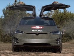 Посмотрите на Tesla Model X с пулеметами и кофемашиной