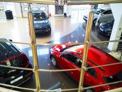 Продажи автомобилей в России продолжат падать в 2022 году