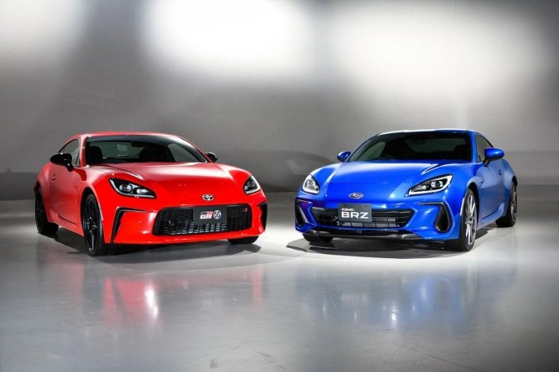 Разницу между Toyota GR86 и Subaru BRZ объяснили на примере карри