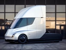 Tesla может начать поставлять Semi уже в этом году, но только одной компании