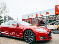 Tesla решила экономить на доставке электромобилей