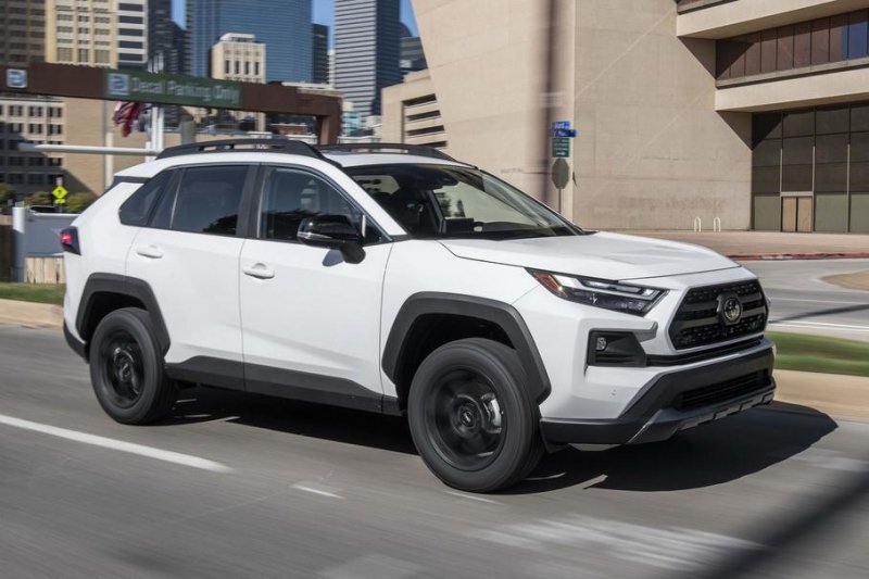 Toyota обновила кроссовер RAV4 — изменились фары и комплектации