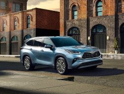 Toyota представила в России обновленный Highlander: известны цены и комплектации