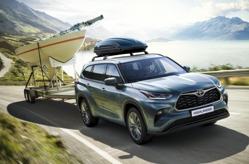 Toyota улучшила Highlander для России: известны цены