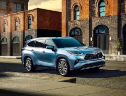 Toyota улучшила Highlander для России: известны цены