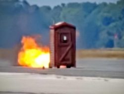 Туалетную кабинку (с реактивным мотором!) научили разгоняться до 112 км/ч