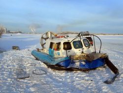 В России микроавтобус врезался в пассажирский катер на реке