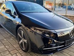 В России можно купить электрокар Mercedes-Benz EQS. Официально он еще не продаётся