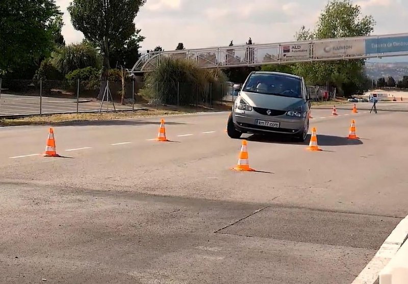 Видео: 20-летний Renault  справляется с «лосиным тестом» лучше многих современных автомобилей