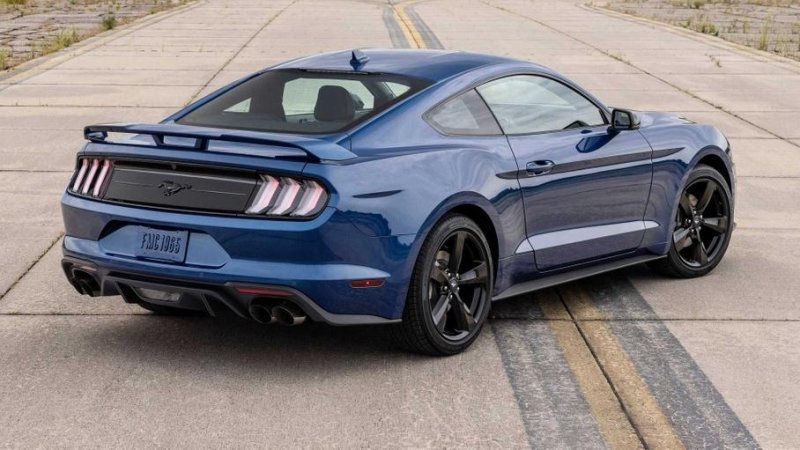Водитель Ford Mustang обстрелял Chevrolet Corvette за отказ от уличных гонок