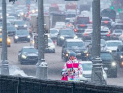 В Москве водителей попросили не садиться за руль из-за дорожного коллапса