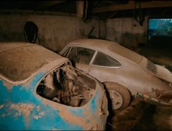 В старом амбаре нашли заброшенную коллекцию ретро-автомобилей. Видео