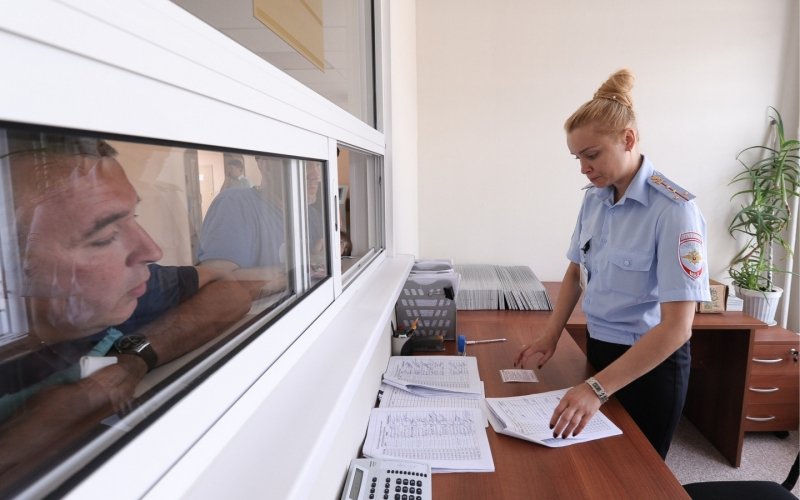 
            В ГИБДД приостановили выдачу прав и регистрацию машин из-за сбоя
        