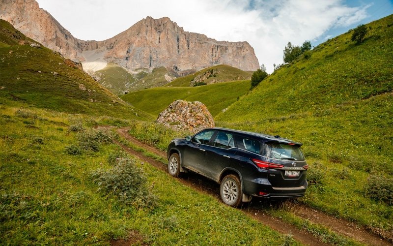 
            Горы счастья. Экспедиция по Северному Кавказу на Toyota Fortuner
        