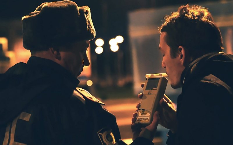 
            «Сначала рюмку, потом 2». Власти хотят снизить допустимое число промилле
        