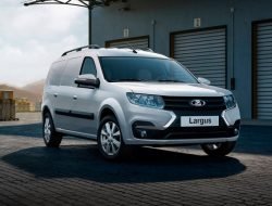 Фургон Lada Largus впервые получил камеру заднего вида