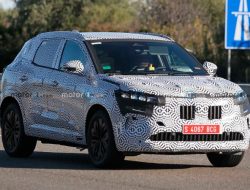 Новый кроссовер Renault Austral сфотографировали во время тестов