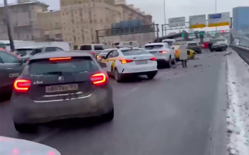 
            Массовая авария в Москве. Что известно на данный момент
        
