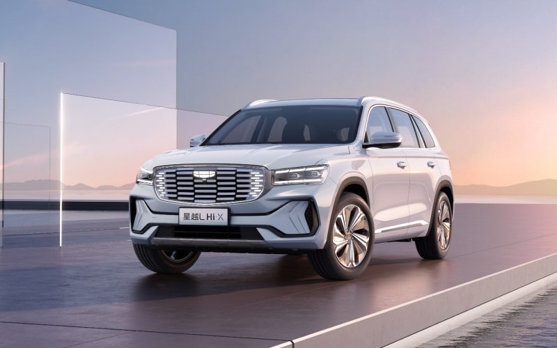 
            Кроссовер Geely KX11 получил гибридную версию
        